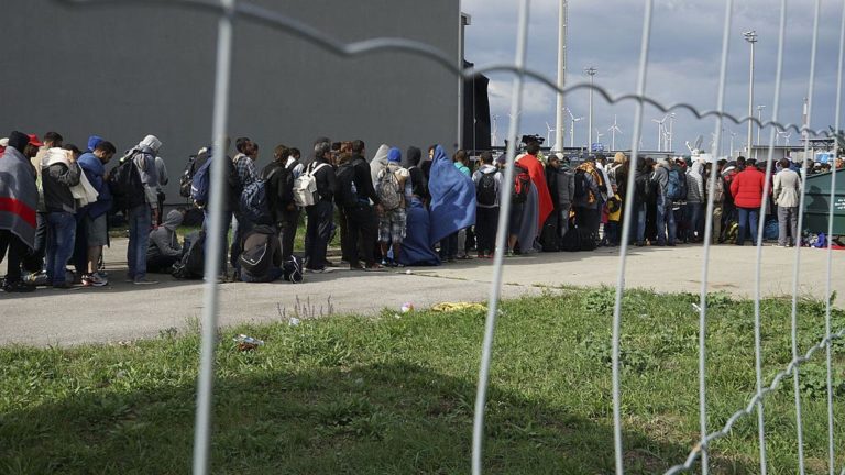 Kö av syriska flyktingar på gränsen mellan Ungern och Österrike. Foto: Mstyslav Chernov [CC BY-SA 4.0 (https://creativecommons.org/licenses/by-sa/4.0)], from Wikimedia Commons