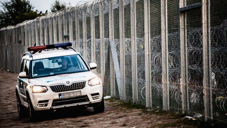 Polisbil kontrollerar gränsen mellan Ungen och Serbien.
