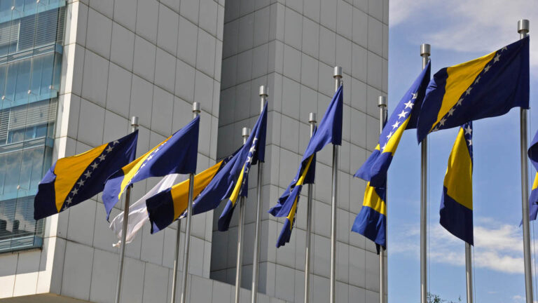 Flaggorna vajar utanför parlamentet i Bosnien & Hercegovina.